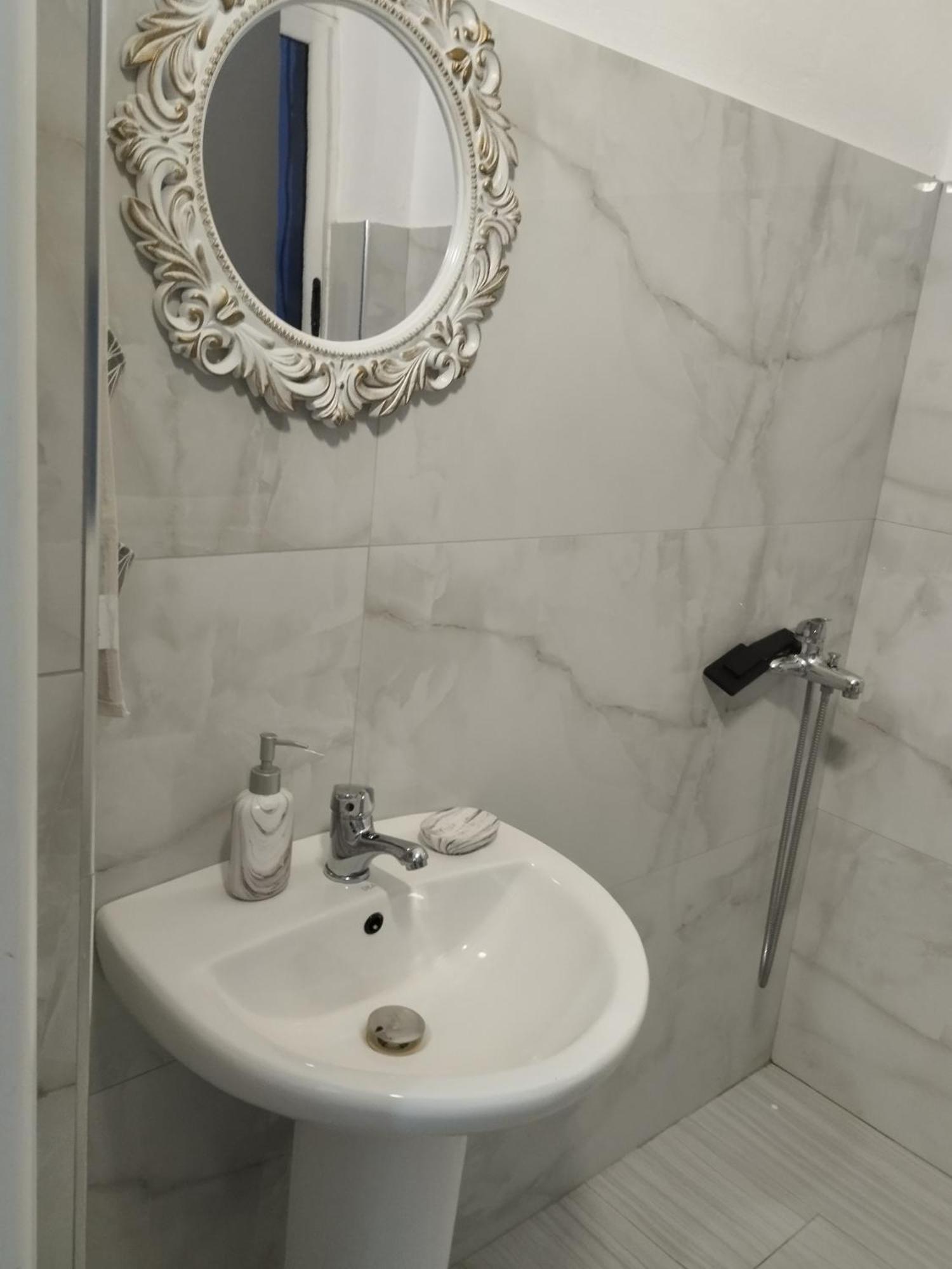 Dim's Apartmán Qëparo